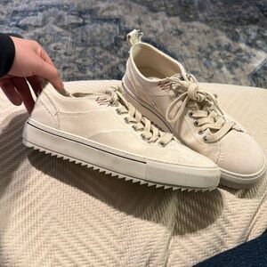 Represent clo shoes size 11